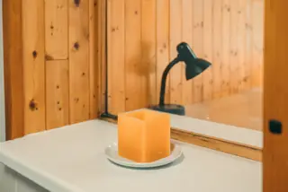 Apartmán 1+1 – svíčka a lampa