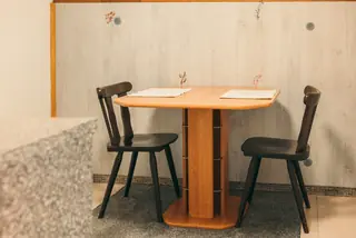 Apartmán 1+1 – jídelní stůl se dvěma židlemi