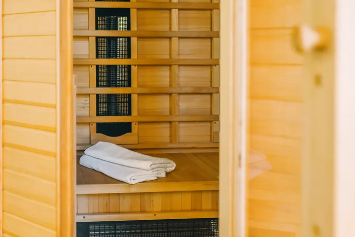 Infrasauna – lavice s ručníky